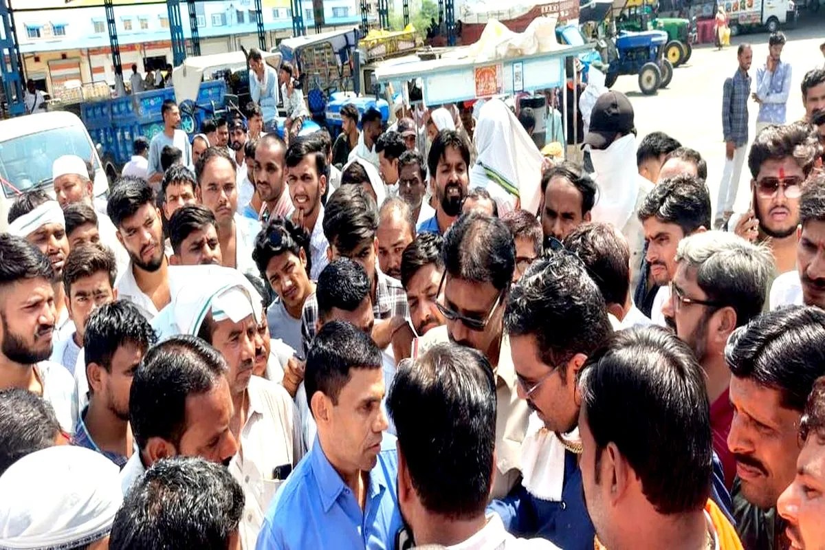 रतलाम मंडी में बाहरी आड़तियों का विरोध, एक मत नहीं व्यापारी | Mandi Me Traders Divided On The Issue रतलाम मंडी में बाहरी आड़तियों का विरोध, एक मत नहीं व्यापारी | Mandi Me Traders Divided On The Issue