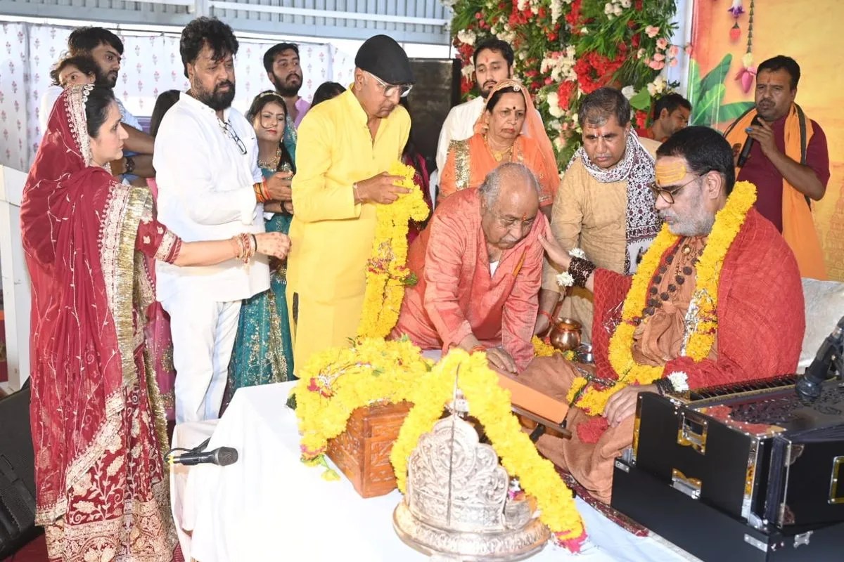रतलाम में महामण्डलेश्वर ने कहा आज बड़ी विडम्बना समाधान को नजरअंदाज करना | Mahamandaleshwar In Ratlam Said That Ignoring The Solution Is A Big Irony