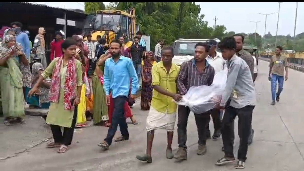 शहडोल में बंद कोयला खदान में नहाने गए युवक की डूबने से मौत, गेट पर शव रखकर परिजनों का प्रदर्शन, मुआवजे की मांग पर अड़े शहडोल में बंद कोयला खदान में नहाने गए युवक की डूबने से मौत, गेट पर शव रखकर परिजनों का प्रदर्शन, मुआवजे की मांग पर अड़े