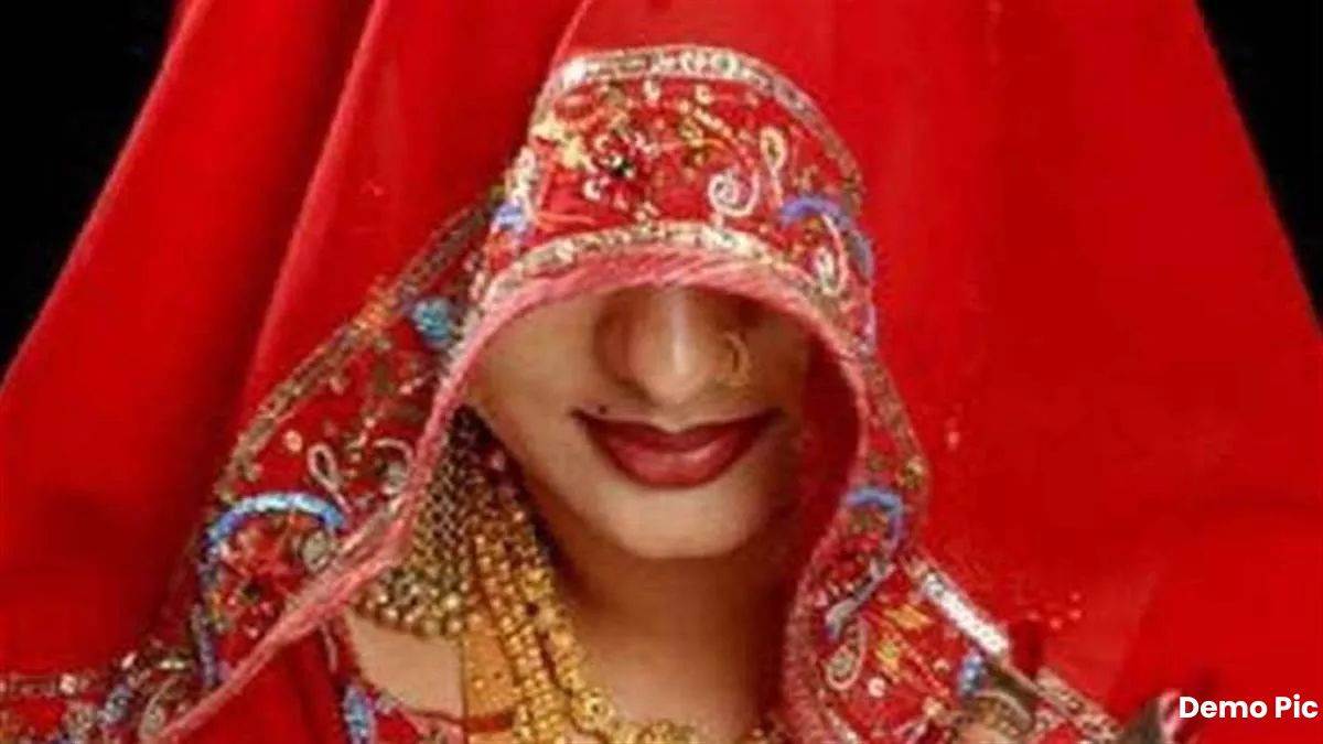 शादी के दूसरे दिन ही गहने लेकर फरार हुई दुल्हन, सीसीटीवी फुटेज में पड़ोसी की छत के रास्ते निकलती दिखी शादी के दूसरे दिन ही गहने लेकर फरार हुई दुल्हन, सीसीटीवी फुटेज में पड़ोसी की छत के रास्ते निकलती दिखी