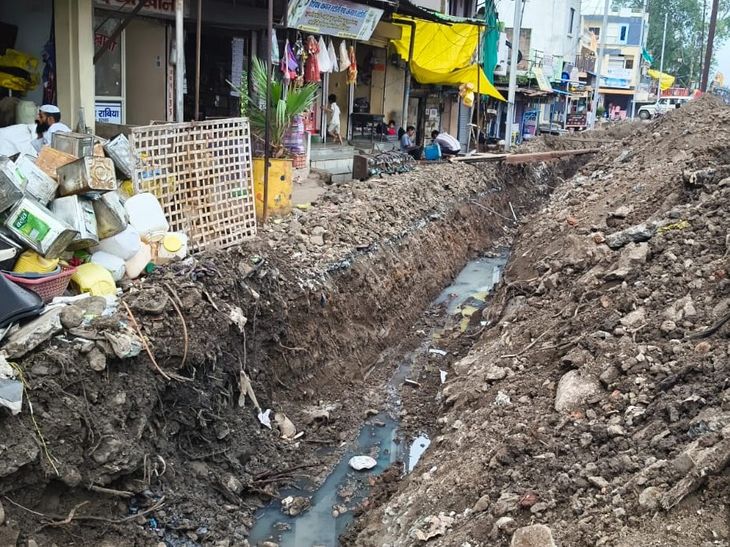 14 करोड़ की नलजल योजना में दोबारा पाइपलाइन शिफ्टिंग:  मक्सी में जगह-जगह खुदाई, टेस्टिंग भी अटकी; फोरलेन की जद में आई पाइपलाइन – shajapur (MP) News