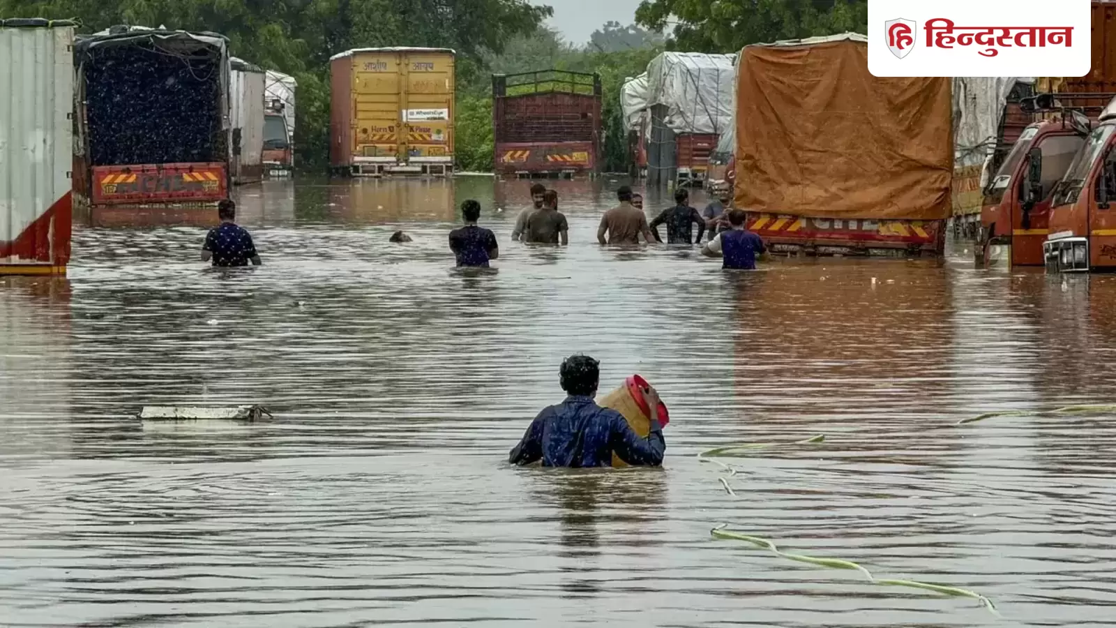 Gujarat Flash Flood Alert: गुजरात में आसमान से और बरसेगी आफत, बाढ़ जैसे हालत के बीच भारी बारिश का अलर्ट