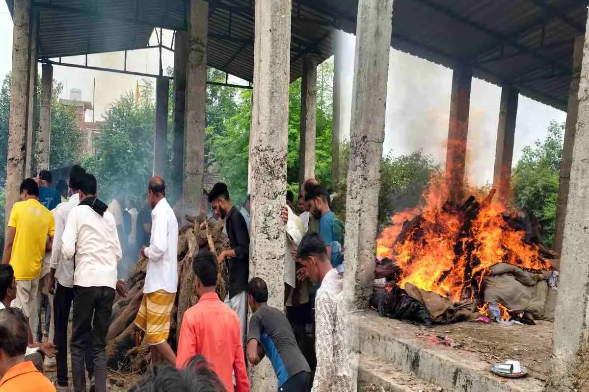 Guna news: एक साथ उठीं पति- पत्नी और बेटे की अर्थी, बेटे को मां की गोद में रखा, चीखकर रो उठा पूरा गांव | Husband Wife And Son Cremated On The Same Pyre Guna news: एक साथ उठीं पति- पत्नी और बेटे की अर्थी, बेटे को मां की गोद में रखा, चीखकर रो उठा पूरा गांव | Husband Wife And Son Cremated On The Same Pyre