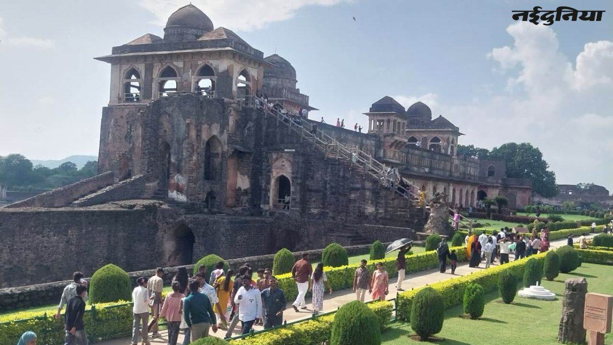 अद्भुत है एमपी का जहाज महल… पर पर्यटकों के लिए बनी आफत, कदम रखते ही गायब हो जाता है मोबाइल नेटवर्क अद्भुत है एमपी का जहाज महल… पर पर्यटकों के लिए बनी आफत, कदम रखते ही गायब हो जाता है मोबाइल नेटवर्क