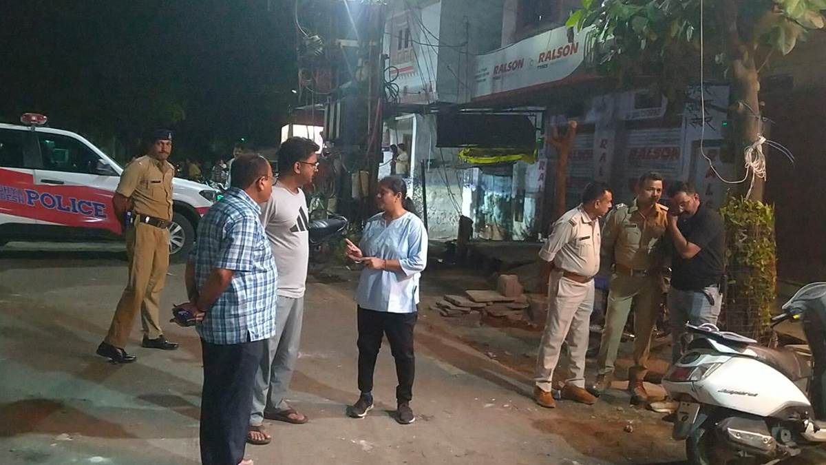उज्जैन में नीलगंगा चौराहे पर देर रात पुरानी रंजिश में चली गोलियां, युवक की मौत, चार घायल उज्जैन में नीलगंगा चौराहे पर देर रात पुरानी रंजिश में चली गोलियां, युवक की मौत, चार घायल