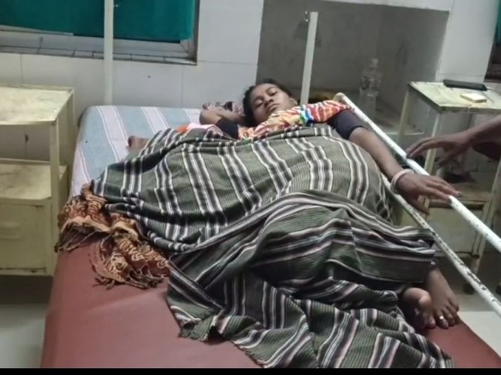 उमरिया का देवरा गांव- प्रसूता को लेने नहीं पहुंची एंबुलेंस: ई-रिक्शा भी कीचड़ में फंसा, गर्भवती को लटकाकर लाए ग्रामीण – Umaria News उमरिया का देवरा गांव- प्रसूता को लेने नहीं पहुंची एंबुलेंस: ई-रिक्शा भी कीचड़ में फंसा, गर्भवती को लटकाकर लाए ग्रामीण – Umaria News