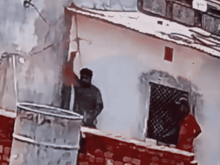 छतरपुर में निर्माणाधीन मकान में मजदूर की मौत; VIDEO:  लेंटर तोड़ते समय करंट लगने से हादसा; साथियों ने बचाने की कोशिश की – Chhatarpur (MP) News