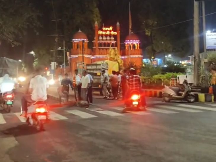 छिंदवाड़ा के ELC चौक का डिवाइडर बना हादसों का हॉटस्पॉट: 6 महीने में 15 से ज्यादा दुर्घटनाएं, फिर डिवाइडर पर चढ़ी पिकअप – Chhindwara News छिंदवाड़ा के ELC चौक का डिवाइडर बना हादसों का हॉटस्पॉट: 6 महीने में 15 से ज्यादा दुर्घटनाएं, फिर डिवाइडर पर चढ़ी पिकअप – Chhindwara News