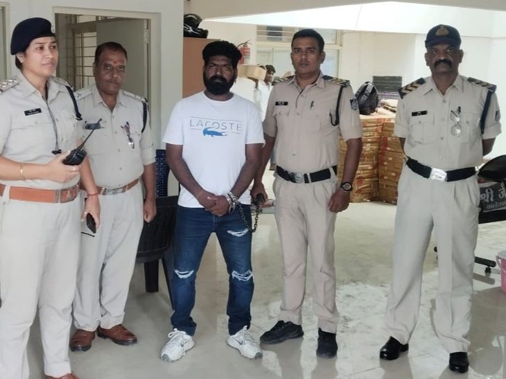 जबलपुर में देह व्यापार गिरोह का सरगना गिरफ्तार:  नौकरी का झांसा देकर बाहर से युवतियों को बुलाकर अनैतिक कार्यों में करते है उपयोग – Jabalpur News