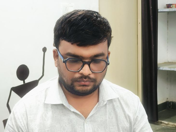 झाबुआ में पटवारी रिश्वत लेते गिरफ्तार:  फार्मर आईडी में नाम जोड़ने के लिए मांगे थे 2,000 रुपए, इंदौर लोकायुक्त पुलिस की कार्रवाई – Jhabua News