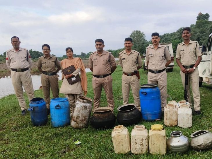 दो गांवों में 60 हजार लीटर अवैध शराब जप्त: घरों में ही चला रहे थे शराब बनाने की फैक्ट्री; 450 लीटर लाहन भी नष्ट किया – Guna News दो गांवों में 60 हजार लीटर अवैध शराब जप्त: घरों में ही चला रहे थे शराब बनाने की फैक्ट्री; 450 लीटर लाहन भी नष्ट किया – Guna News