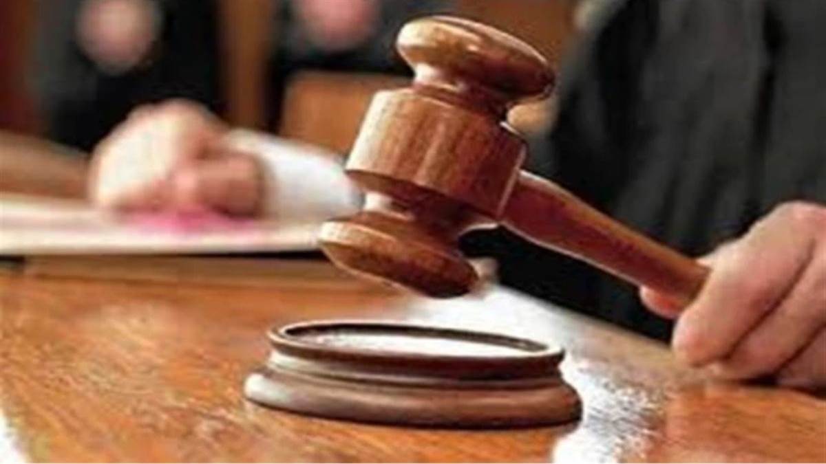 धार्मिक स्थलों पर लगे लाउड स्पीकरों से हो रहे ध्वनि प्रदूषण को लेकर इंदौर हाई कोर्ट सख्त, प्रशासन से मांगा जवाब धार्मिक स्थलों पर लगे लाउड स्पीकरों से हो रहे ध्वनि प्रदूषण को लेकर इंदौर हाई कोर्ट सख्त, प्रशासन से मांगा जवाब
