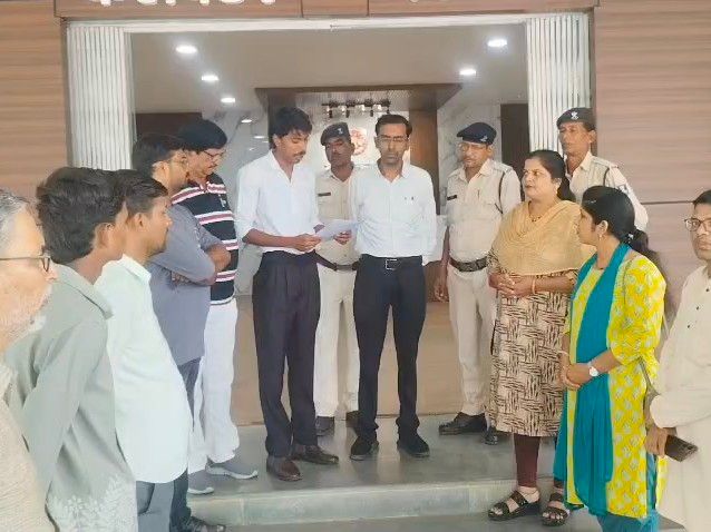 नीमच में छात्र दमन, सोनम वांगचुक की गिरफ्तारी का विरोध: राष्ट्रपति के नाम एसडीएम को सौंपा गया ज्ञापन, केंद्र सरकार पर लगाए आरोप – Neemuch News नीमच में छात्र दमन, सोनम वांगचुक की गिरफ्तारी का विरोध: राष्ट्रपति के नाम एसडीएम को सौंपा गया ज्ञापन, केंद्र सरकार पर लगाए आरोप – Neemuch News