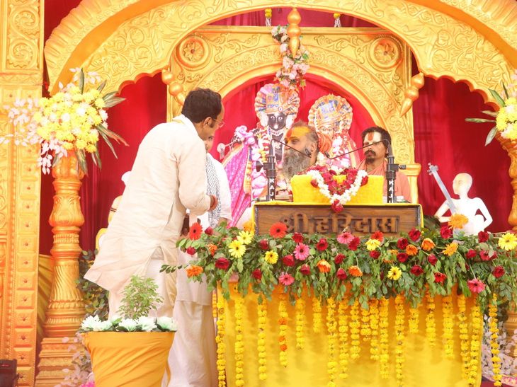पन्ना में श्रीमद्भागवत कथा के पहले दिन पहुंचे धीरेंध्र शास्त्री:  राजेंद्र दास जी महाराज बोले- जुगल किशोर सरकार सप्तनिधियों में से एक – Panna News