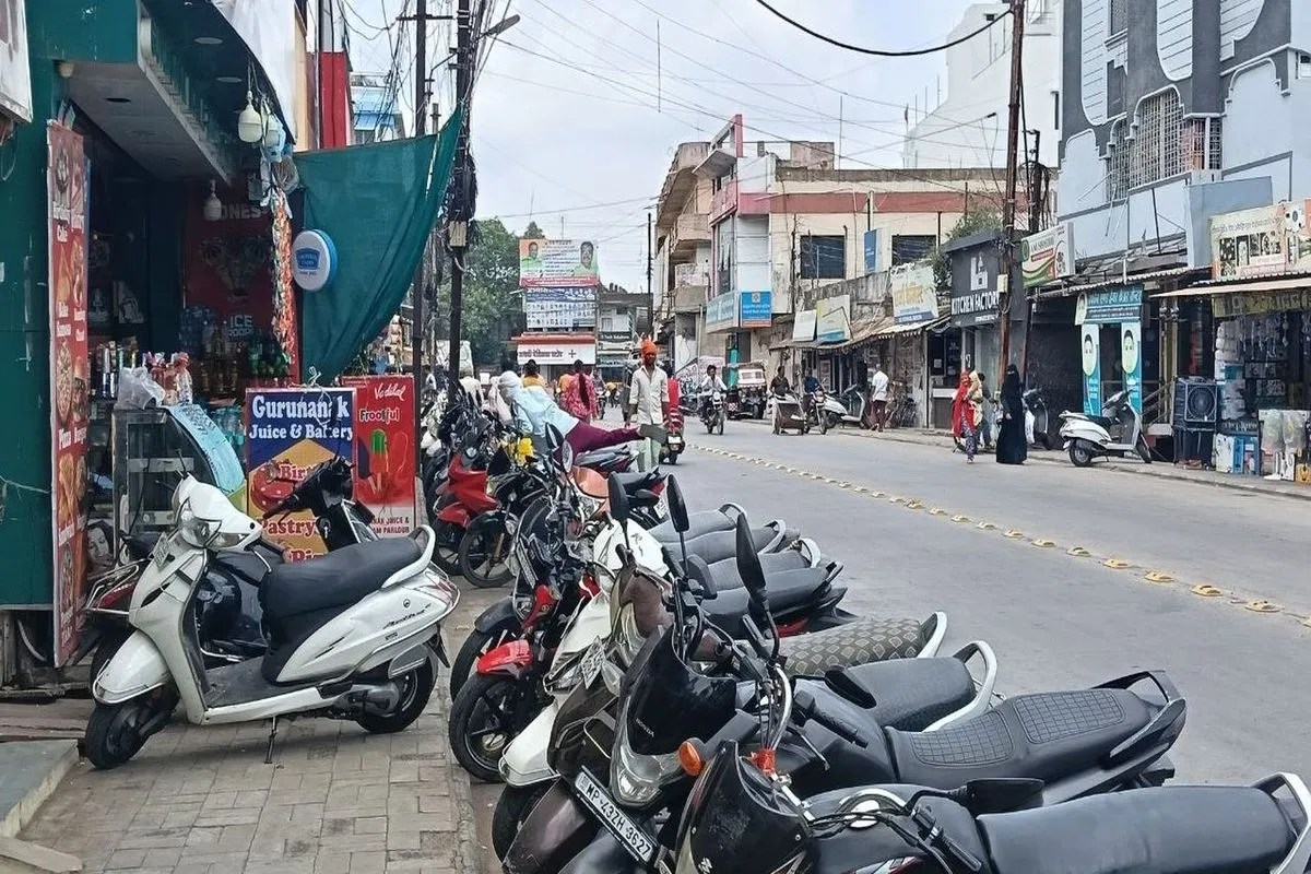 फुटपाथों पर कब्जे, रतलाम शहर की सुंदरता पर लग रहा ग्रहण | Ratlam Citys Beauty Is Being Marred फुटपाथों पर कब्जे, रतलाम शहर की सुंदरता पर लग रहा ग्रहण | Ratlam Citys Beauty Is Being Marred