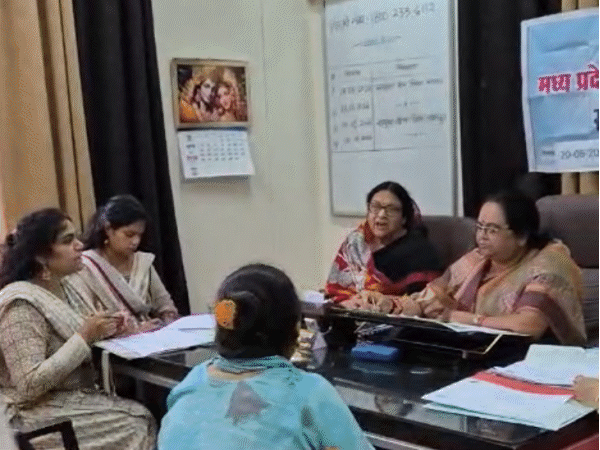 बच्चों ने महिला आयोग में पिता की शिकायत की: बोले- ‘पापा का पड़ोस की आंटी से अफेयर है, मम्मी से मारपीट करते हैं, अब डिप्रेशन में हैं’ – Bhopal News बच्चों ने महिला आयोग में पिता की शिकायत की: बोले- ‘पापा का पड़ोस की आंटी से अफेयर है, मम्मी से मारपीट करते हैं, अब डिप्रेशन में हैं’ – Bhopal News