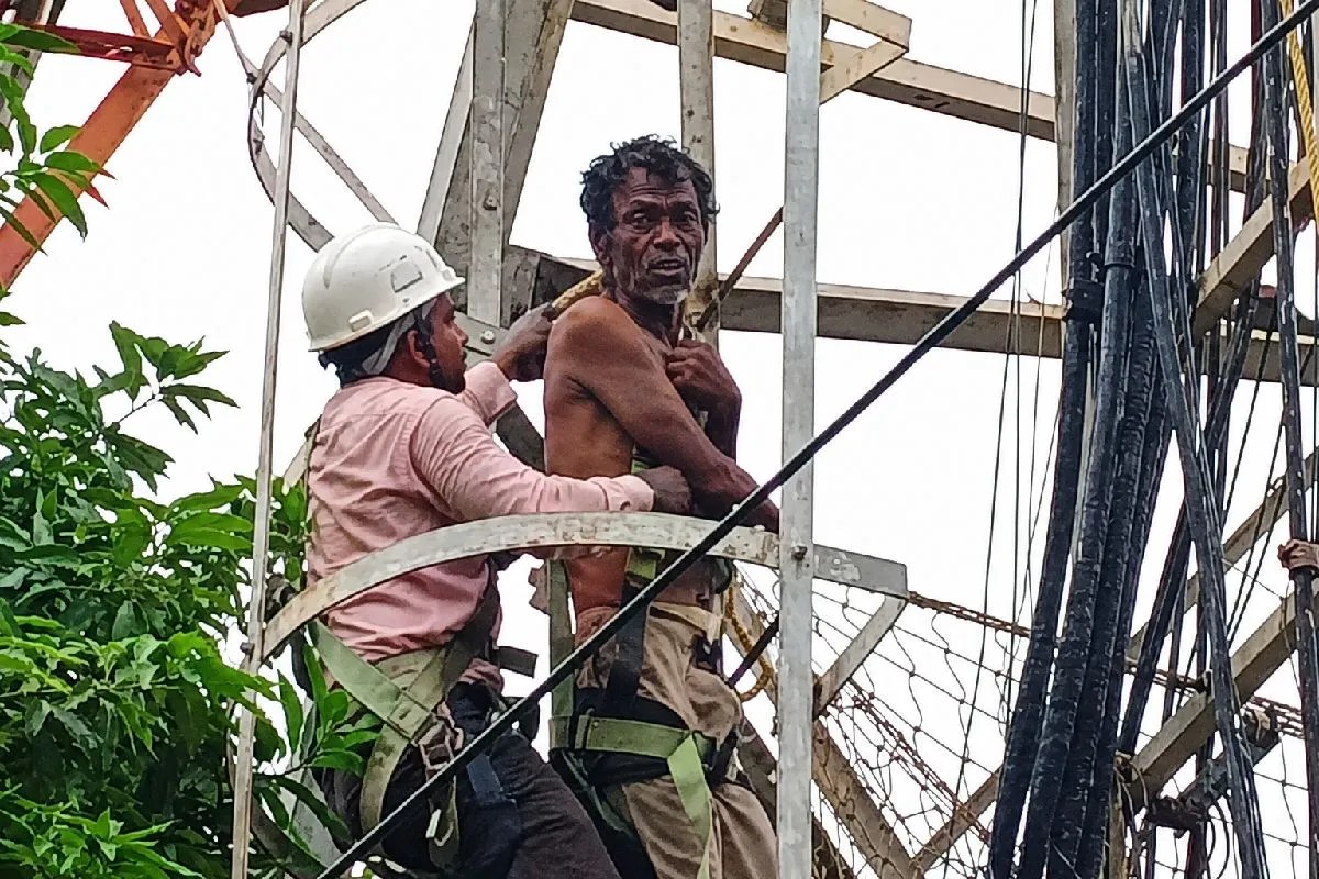 बेटी को नागपुर छोड़ने निकला था… रास्ता भटका, पांढुर्णा में 80 फीट ऊंचे टावर पर 50 घंटे लटका रहा बुजुर्ग | Pandhurna Old Man Lost His Way Remained Suspended 80 Foot High Tower 50 Hours Rescued