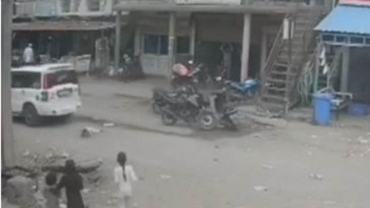 भोपाल में दिल दहला देने वाला हादसा… दुकान के बाहर खेल रही मासूम सड़क पर गिरी, SUV ने 10 फीट घसीटा, मौके पर ही मौत भोपाल में दिल दहला देने वाला हादसा… दुकान के बाहर खेल रही मासूम सड़क पर गिरी, SUV ने 10 फीट घसीटा, मौके पर ही मौत