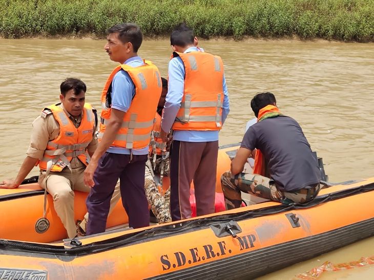 मछली पकड़ते समय नदी में बहा युवक का शव मिला:  भिंड में SDRF ने 80KM तक सर्च ऑपरेशन चलाया, 7वें दिन झाड़ियों में फंसा मिला – Bhind News