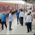 मुंबई मंडल में भारी वर्षा, मेघनगर स्टेशन पर 10 घंटे फंसी उदयपुर-बांद्रा एक्सप्रेस; यात्री परेशान, कई बीमार