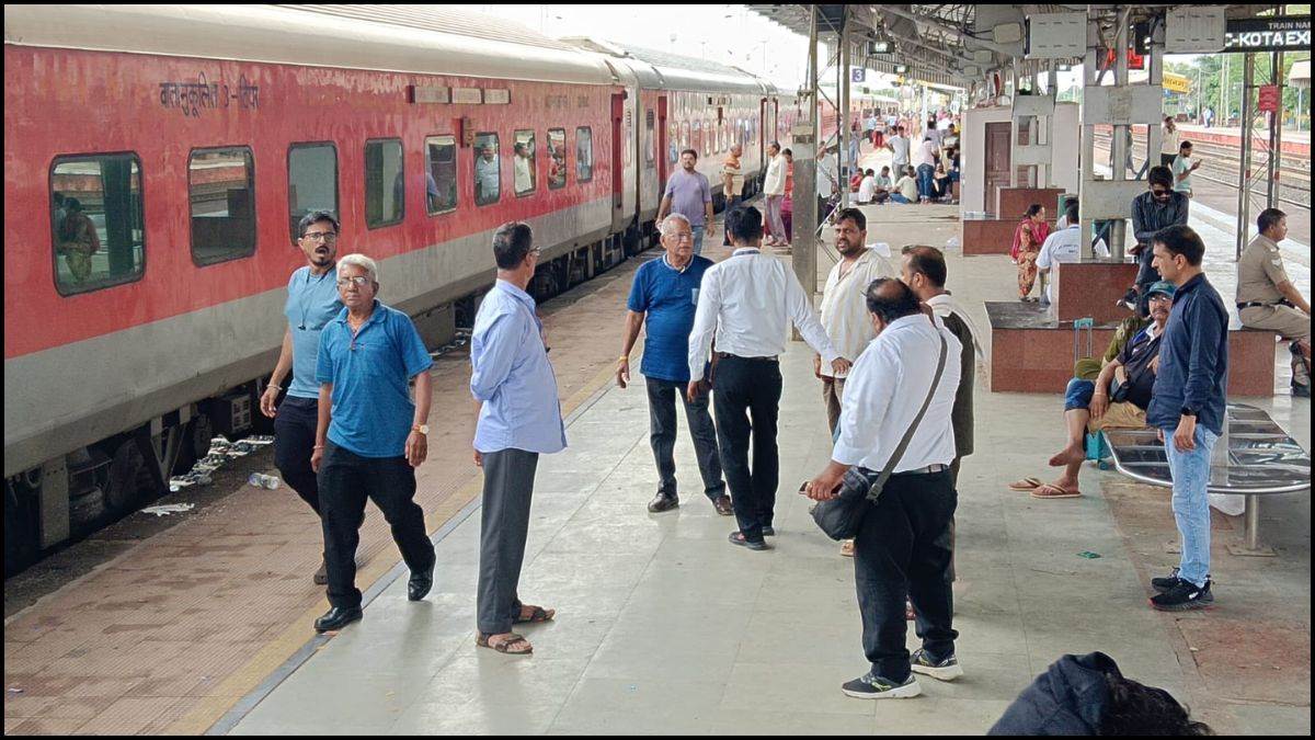 मुंबई मंडल में भारी वर्षा, मेघनगर स्टेशन पर 10 घंटे फंसी उदयपुर-बांद्रा एक्सप्रेस; यात्री परेशान, कई बीमार मुंबई मंडल में भारी वर्षा, मेघनगर स्टेशन पर 10 घंटे फंसी उदयपुर-बांद्रा एक्सप्रेस; यात्री परेशान, कई बीमार