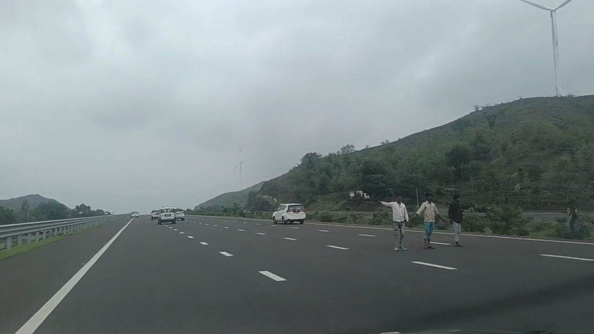 रतलाम में सुरक्षा घेरा तोड़ नितिन गडकरी के काफिले के सामने आए लोग, तेज रफ्तार की वजह से टक्कर होते-होते बची, पुलिस महकमे में हड़कंप रतलाम में सुरक्षा घेरा तोड़ नितिन गडकरी के काफिले के सामने आए लोग, तेज रफ्तार की वजह से टक्कर होते-होते बची, पुलिस महकमे में हड़कंप