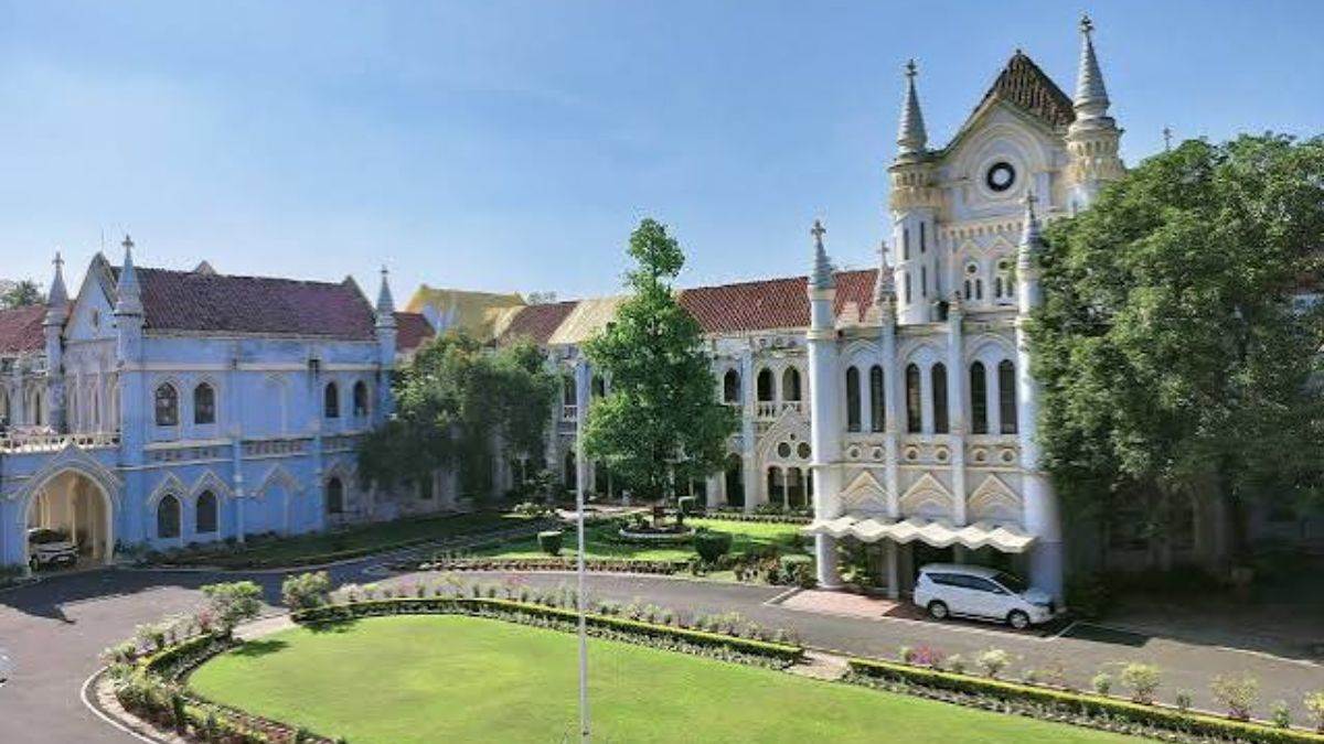 विधायक के यहां बाबू बने शिक्षक, बच्चों की पढ़ाई का क्या होगा : हाई कोर्ट विधायक के यहां बाबू बने शिक्षक, बच्चों की पढ़ाई का क्या होगा : हाई कोर्ट