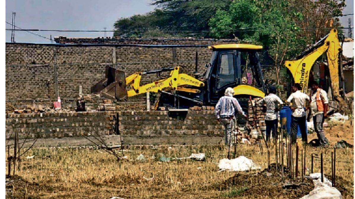 सरकारी जमीन पर ‘न्यू लक्ष्मी नगर’ का खेल खत्म, 40 करोड़ की भूमि पर चला बुलडोजर; भूमाफिया अज्जू गिरफ्तार