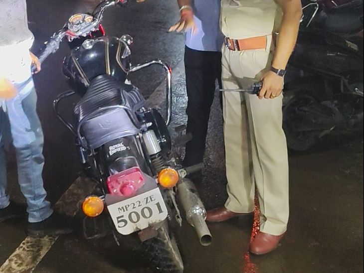 सिवनी में मॉडिफाइड सायलेंसर वाली एक बुलेट जब्त: पुलिस ने ध्वनि प्रदूषण रोकने के लिए चलाया अभियान; चालक पर कार्रवाई – Seoni News सिवनी में मॉडिफाइड सायलेंसर वाली एक बुलेट जब्त: पुलिस ने ध्वनि प्रदूषण रोकने के लिए चलाया अभियान; चालक पर कार्रवाई – Seoni News