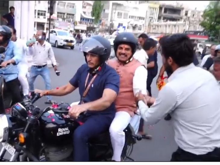 हेलमेट पहन बाइक से निकले CM यादव, VIDEO: उज्जैन में 2 किमी पैदल घूमे, जलेबी भी बनाई; सिंहस्थ की तैयारियों का रियलिटी चेक किया – Ujjain News हेलमेट पहन बाइक से निकले CM यादव, VIDEO: उज्जैन में 2 किमी पैदल घूमे, जलेबी भी बनाई; सिंहस्थ की तैयारियों का रियलिटी चेक किया – Ujjain News