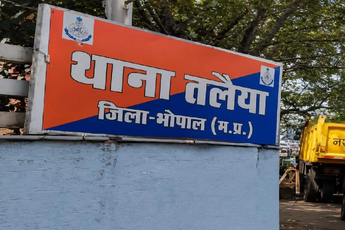 Bhopal News: थाने में बिगड़ी ASI की तबीयत, साथी पुलिसकर्मियों ने CPR देकर बचाई जान | Asi Cpr Talaiya Police Station Bhopal News: थाने में बिगड़ी ASI की तबीयत, साथी पुलिसकर्मियों ने CPR देकर बचाई जान | Asi Cpr Talaiya Police Station