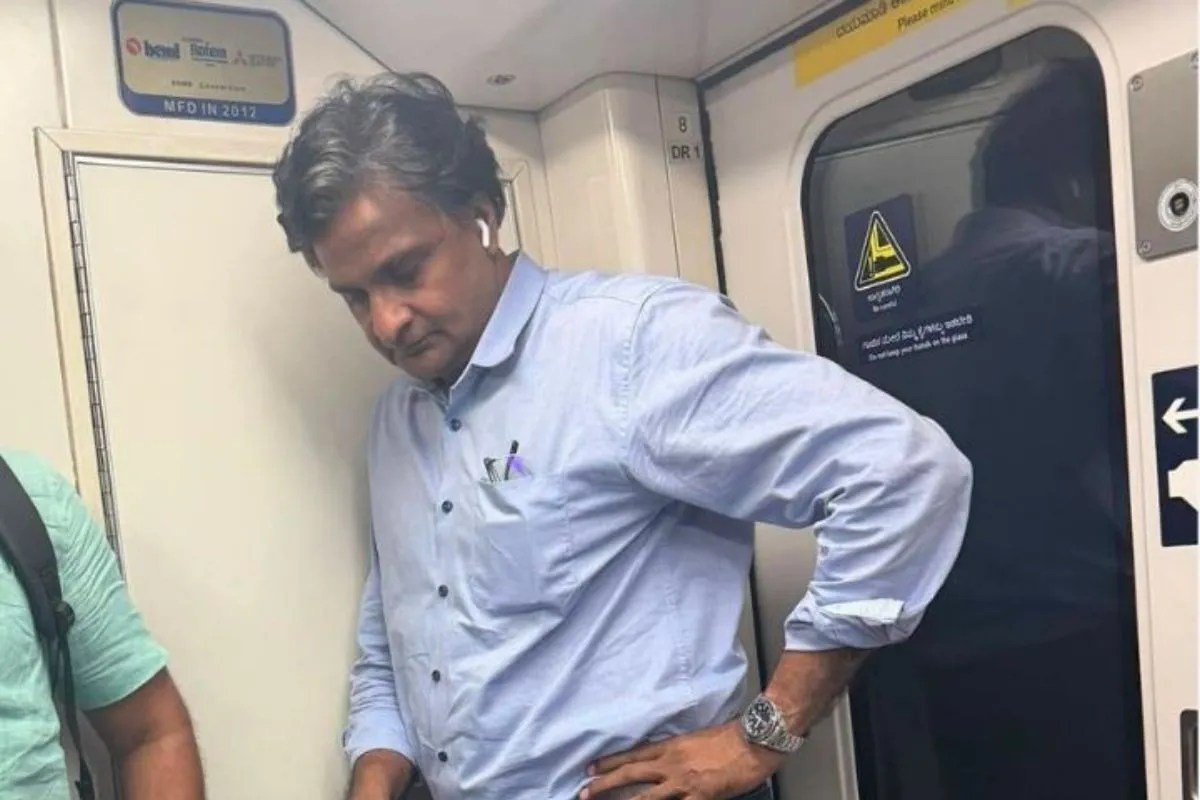 Javagal Srinath आम यात्री की तरह मेट्रो में सफर करते आए नजर, फैंस बोले- ये होती है महानता
