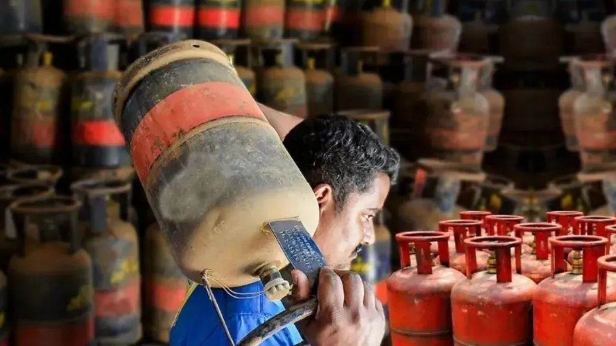 LPG Price Cut: सस्ता हुआ कमर्शियल सिलिंडर, कीमतों में 192 रुपये तक की बड़ी कटौती; यहां चेक करें नए रेट LPG Price Cut: सस्ता हुआ कमर्शियल सिलिंडर, कीमतों में 192 रुपये तक की बड़ी कटौती; यहां चेक करें नए रेट