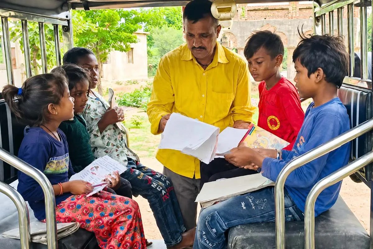 Tikamgarh News: अपने खर्च से आदिवासी बच्चों को पढ़ा रहे सत्यप्रकाश, स्कूल पहुंचाने खरीदा ई-रिक्शा | Tribal Children Education Support Social Worker Satya Prakash E Rickshaw Tikamgarh News: अपने खर्च से आदिवासी बच्चों को पढ़ा रहे सत्यप्रकाश, स्कूल पहुंचाने खरीदा ई-रिक्शा | Tribal Children Education Support Social Worker Satya Prakash E Rickshaw