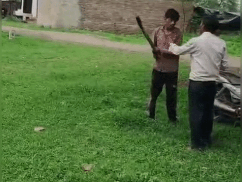 अशोकनगर में टीचर को कॉलर पकड़कर खींचा-मारपीट की,VIDEO: गालियां भी दी, पुलिस ने SC/ST एक्ट सहित कई धाराओं में FIR दर्ज की, दो गिरफ्तार – Ashoknagar News अशोकनगर में टीचर को कॉलर पकड़कर खींचा-मारपीट की,VIDEO: गालियां भी दी, पुलिस ने SC/ST एक्ट सहित कई धाराओं में FIR दर्ज की, दो गिरफ्तार – Ashoknagar News