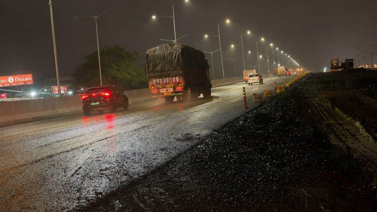 इंदौर के एमआर-10 फ्लाईओवर के एक तरफ से निकलने लगे वाहन, सालभर पिछड़ा प्रोजेक्ट इंदौर के एमआर-10 फ्लाईओवर के एक तरफ से निकलने लगे वाहन, सालभर पिछड़ा प्रोजेक्ट