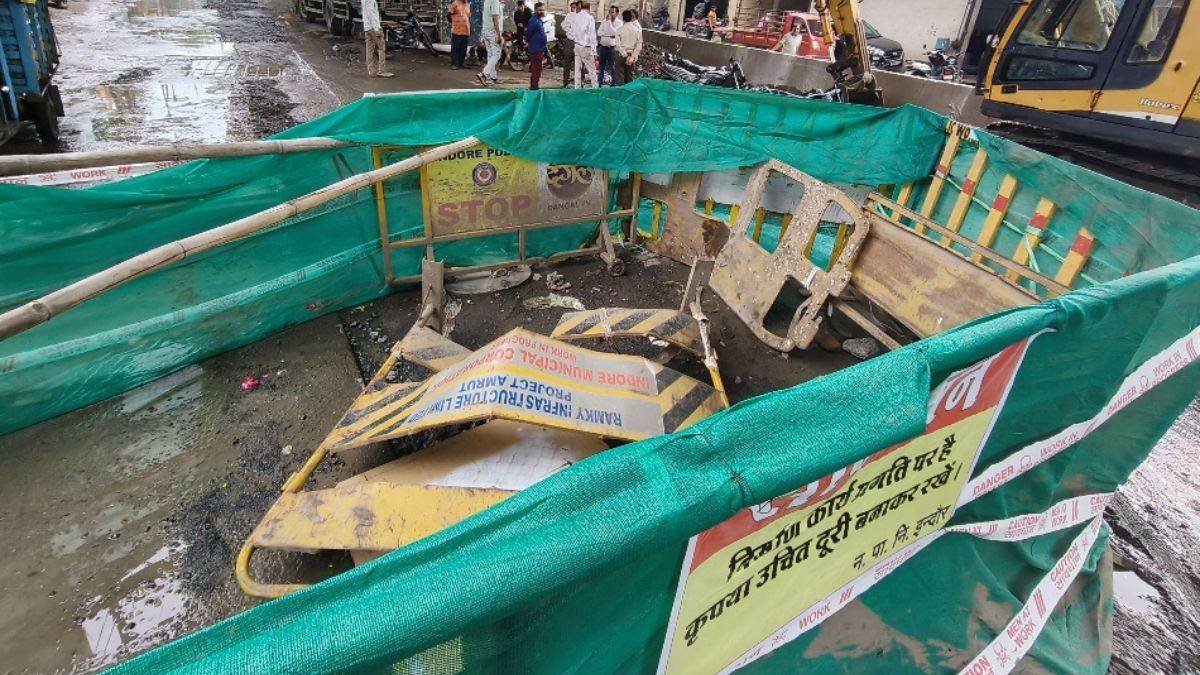 इंदौर में 10 दिन में धंसी दूसरी सड़क, इस बार 20 फीट गहरा गड्ढा हुआ, नीचे से गुजर रही है ड्रेनेज लाइन इंदौर में 10 दिन में धंसी दूसरी सड़क, इस बार 20 फीट गहरा गड्ढा हुआ, नीचे से गुजर रही है ड्रेनेज लाइन