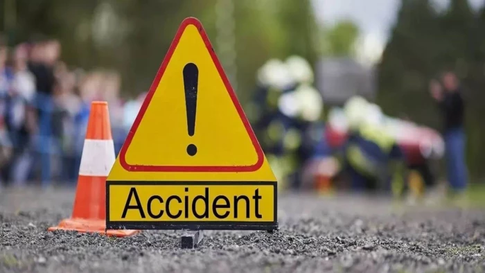 इंदौर में स्पीड ब्रेकर पर बाइक उछली महिला गिरी, सिर में चोट लगने से मौत, पति बोला-खराब सड़क के कारण हुई घटना इंदौर में स्पीड ब्रेकर पर बाइक उछली महिला गिरी, सिर में चोट लगने से मौत, पति बोला-खराब सड़क के कारण हुई घटना