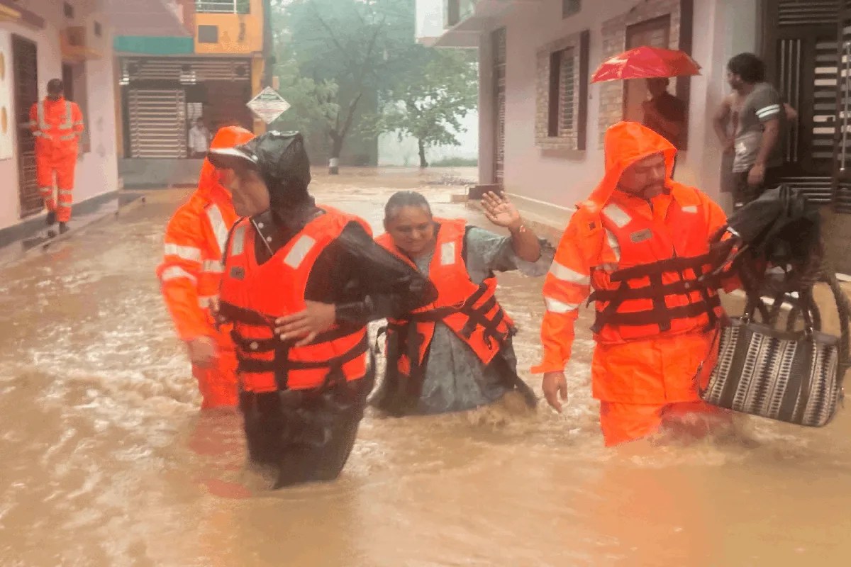 एमपी के 5 जिलों को भारी पड़ेगा लो प्रेशर, जोरदार बारिश का अलर्ट, दो जगहों पर स्कूलों की छुट्टी | Heavy Rain Warning For 5 Districts Of Indore Ujjain Division एमपी के 5 जिलों को भारी पड़ेगा लो प्रेशर, जोरदार बारिश का अलर्ट, दो जगहों पर स्कूलों की छुट्टी | Heavy Rain Warning For 5 Districts Of Indore Ujjain Division