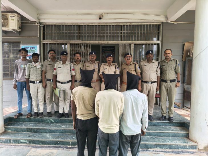 मिर्ची पाउडर डालकर लूट करने वाले 3 युवक गिरफ्तार:  जबेरा में दो मोबाइल, 20 हजार रुपए और बाइक की चाबी लेकर भागे थे – Damoh News