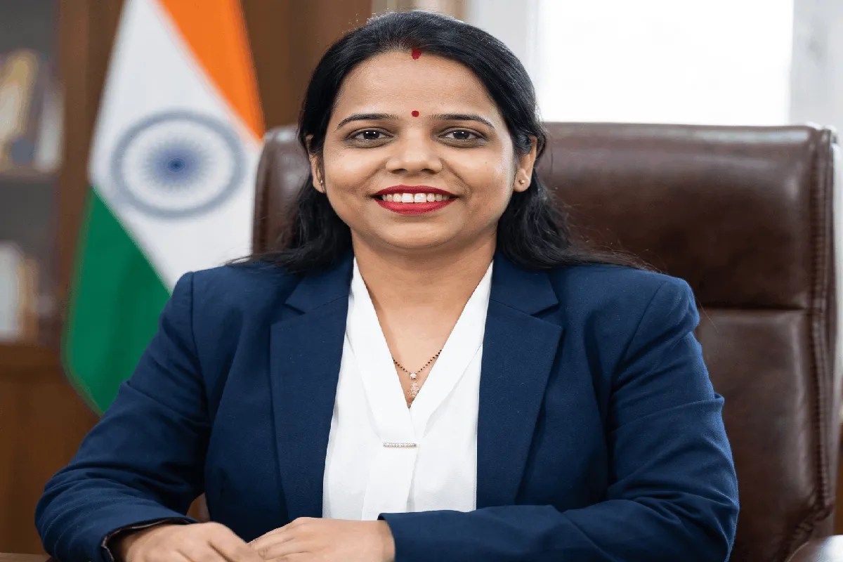 “मुझे 14 साल तक कैद करके रखा गया” एमपी की आइएएस नेहा मारव्या फिर सुर्खियों में | Protest Against Ias Officer Neha Marvya In Bhopal “मुझे 14 साल तक कैद करके रखा गया” एमपी की आइएएस नेहा मारव्या फिर सुर्खियों में | Protest Against Ias Officer Neha Marvya In Bhopal