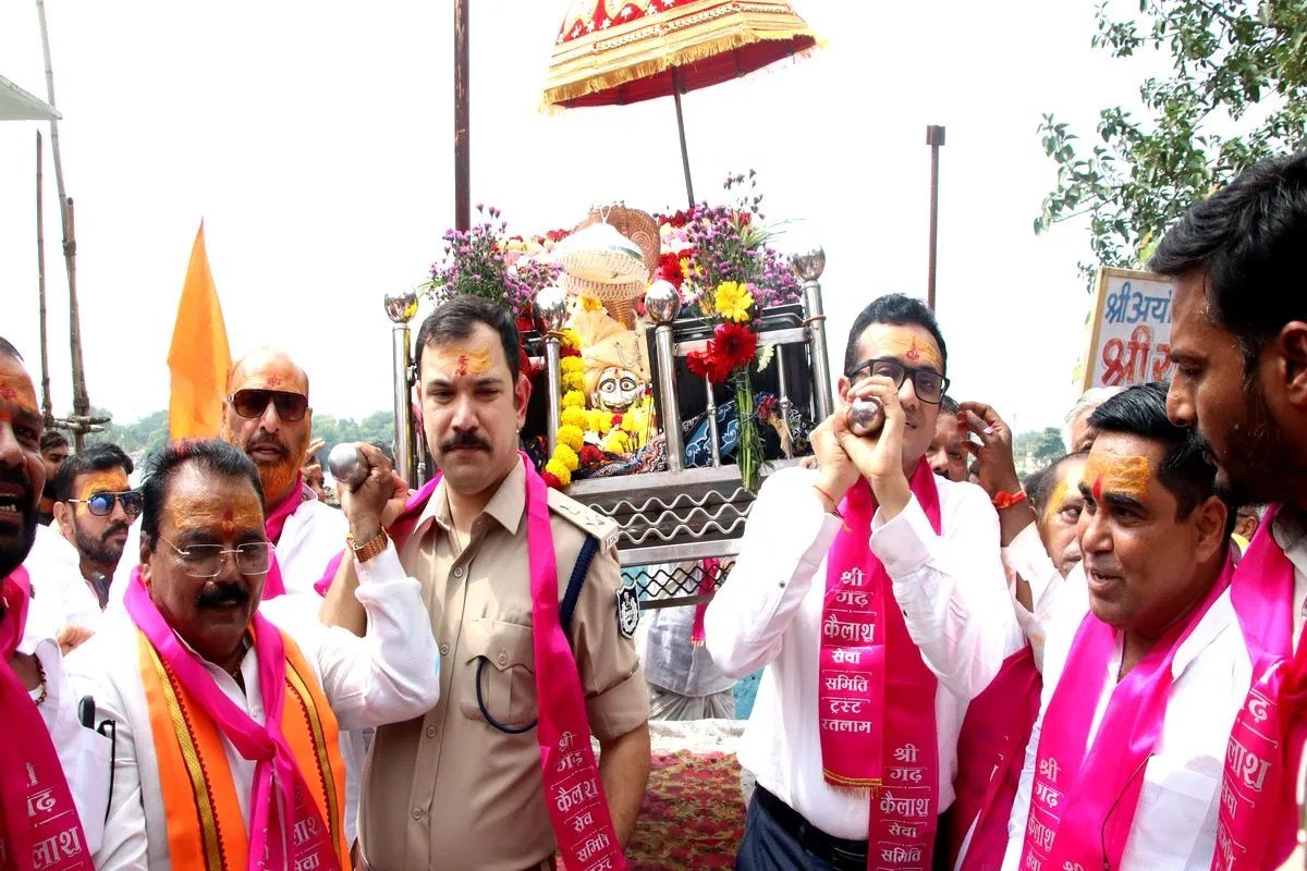 रतलाम कलेक्टर-एसपी ने इस मंदिर में पूजे महादेव | Grand Procession Of Garh Kailash Mahadev In Ratlam रतलाम कलेक्टर-एसपी ने इस मंदिर में पूजे महादेव | Grand Procession Of Garh Kailash Mahadev In Ratlam
