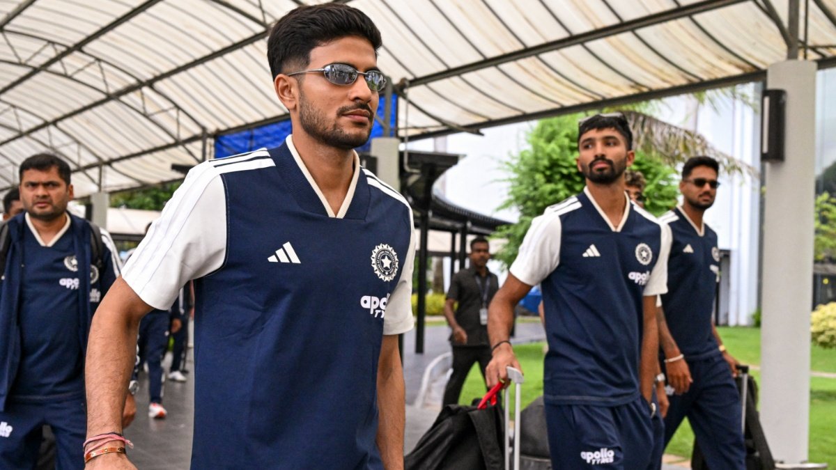 शुभमन गिल की कप्तानी में कोलंबो पहुंची भारतीय टीम, इंडिया हाउस में यादगार शाम, जबरदस्त स्वागत शुभमन गिल की कप्तानी में कोलंबो पहुंची भारतीय टीम, इंडिया हाउस में यादगार शाम, जबरदस्त स्वागत