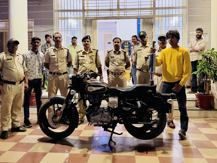 सिवनी में पटाखे जैसी आवाज वाले साइलेंसर जब्त: मॉडिफाइड साइलेंसर वाली बुलेट पर पुलिस की कार्रवाई; चालकों को चेतावनी – Seoni News सिवनी में पटाखे जैसी आवाज वाले साइलेंसर जब्त: मॉडिफाइड साइलेंसर वाली बुलेट पर पुलिस की कार्रवाई; चालकों को चेतावनी – Seoni News