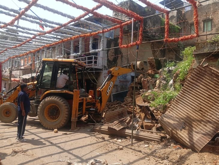108 साल पुराना भवन खाली करवाकर पुलिस को सौंपा: जिला प्रशासन ने चलवाया बुलडोजर, नोटिस के बाद भी नहीं किया था खाली – Sheopur News 108 साल पुराना भवन खाली करवाकर पुलिस को सौंपा: जिला प्रशासन ने चलवाया बुलडोजर, नोटिस के बाद भी नहीं किया था खाली – Sheopur News