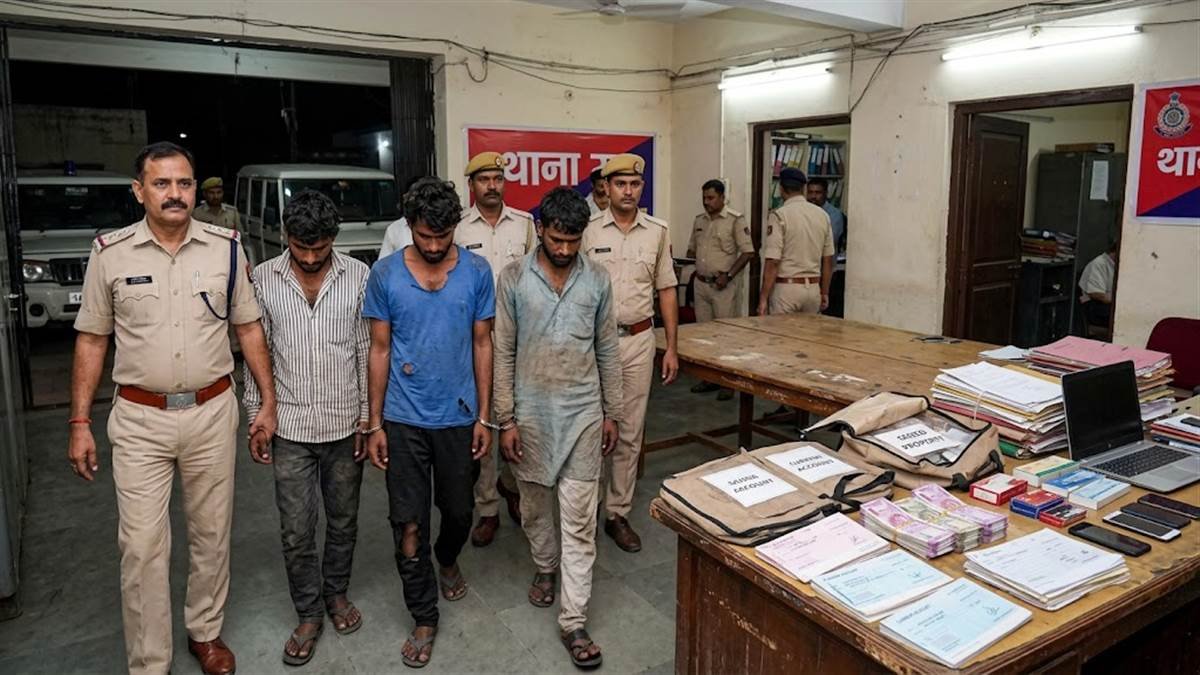 15 हजार में सेविंग और डेढ़ लाख रुपये में बिका करंट खाता, इंदौर में ठग गैंग के तीन सदस्य गिरफ्तार 15 हजार में सेविंग और डेढ़ लाख रुपये में बिका करंट खाता, इंदौर में ठग गैंग के तीन सदस्य गिरफ्तार