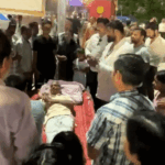 इंदौर में अवैध पोस्टर-बैनर के खिलाफ अनिश्चितकालीन उपवास:  गांधी प्रतिमा के नीचे पत्नी के साथ बैठे प्रहलाद पांडे; बोले- हटने तक नहीं उठेंगे – Indore News