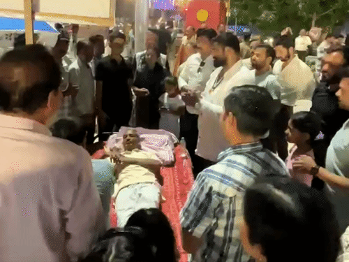 इंदौर में अवैध पोस्टर-बैनर के खिलाफ अनिश्चितकालीन उपवास: गांधी प्रतिमा के नीचे पत्नी के साथ बैठे प्रहलाद पांडे; बोले- हटने तक नहीं उठेंगे – Indore News इंदौर में अवैध पोस्टर-बैनर के खिलाफ अनिश्चितकालीन उपवास: गांधी प्रतिमा के नीचे पत्नी के साथ बैठे प्रहलाद पांडे; बोले- हटने तक नहीं उठेंगे – Indore News