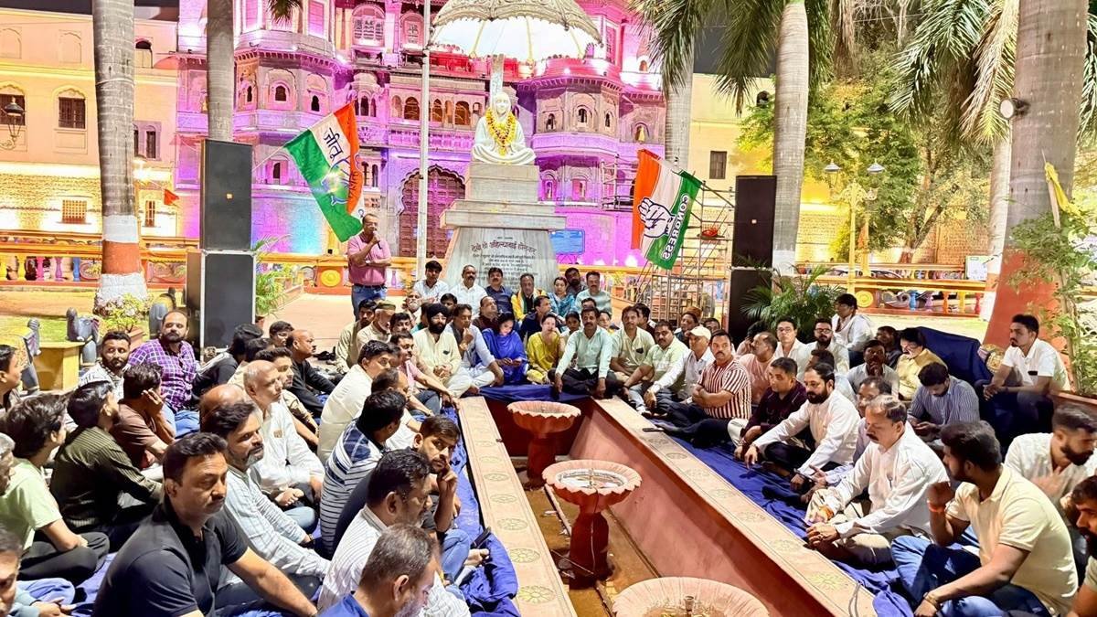 इंदौर में कांग्रेस नेत्रियों ने मनुस्मृति का किया दहन, रात में नेता-पदाधिकारी बैठे धरने पर इंदौर में कांग्रेस नेत्रियों ने मनुस्मृति का किया दहन, रात में नेता-पदाधिकारी बैठे धरने पर