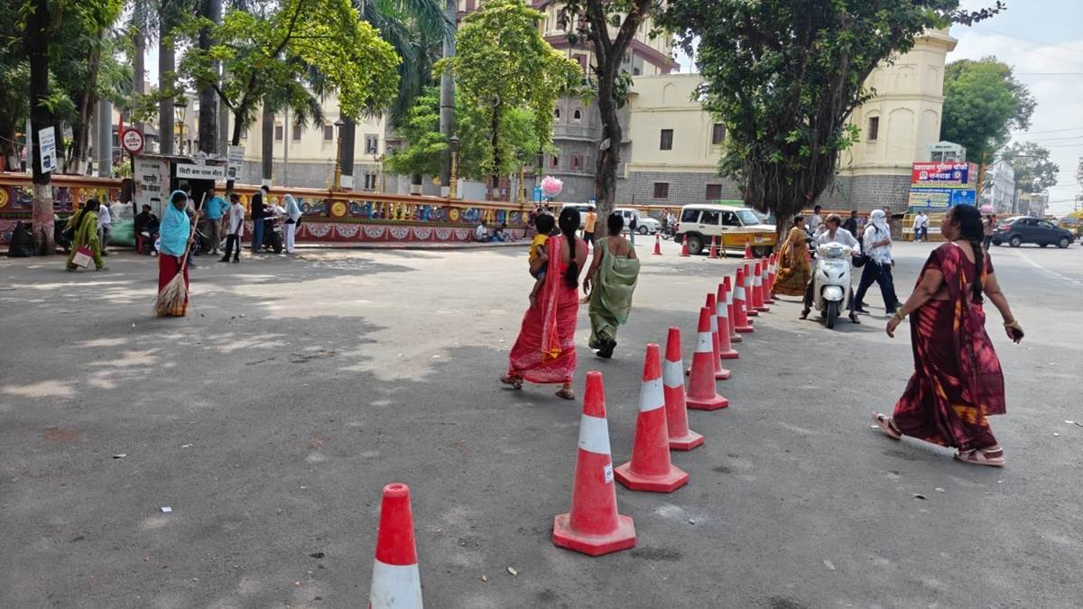 इंदौर में हुए हादसे के बाद राजवाड़ा नो बस जोन हुआ घोषित, ई-रिक्शा पर कोई रोक नहीं इंदौर में हुए हादसे के बाद राजवाड़ा नो बस जोन हुआ घोषित, ई-रिक्शा पर कोई रोक नहीं